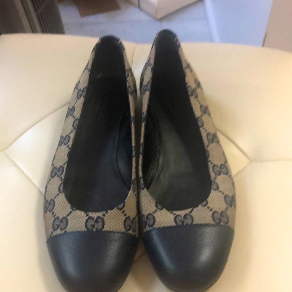 Gucci navy blue and grey flats with Gucci insignia all over. Part leather